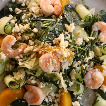 Салат з креветками та персиком