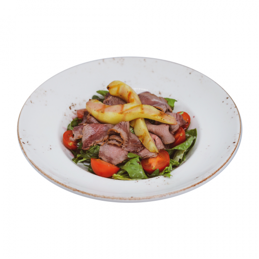 Salad with roast beef and pear