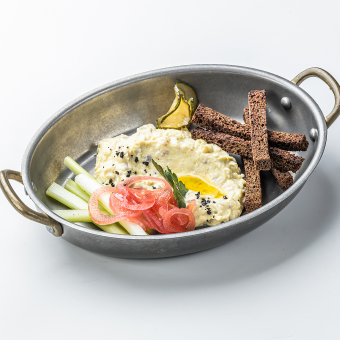 Форшмак з грінками та овочами