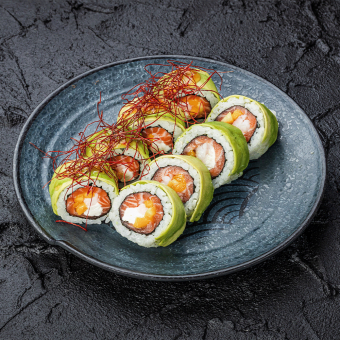 ШЕФ Рол в авокадо з лососем, манго та ніжною креветкою, прикрашений нитками чилі