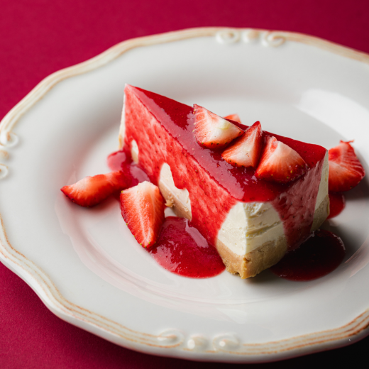 Cheesecake with strawberry kulie and berries