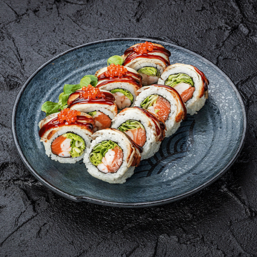 ШЕФ Рол з вугрем, лососем і креветкою, прикрашений червоною ікрою